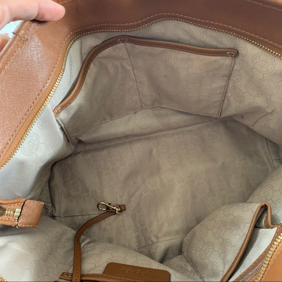 Jet Set Medium Saffiano Leather Top-Zip Tote Bag - Picture 10 of 16